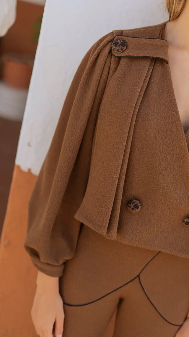 CHAQUETA AEGEA + PANTALÓN JASMINE 🤎
Dos tendencias que amamos esta temporada: chaqueta crop + pantalón bombacho 
Comodidad, estilo y actitud en un solo look 🤎💫
¿Lista para llevarlo contigo? #NuevaColección #Tendencias2025
.
www.strena.es
.
Sombrero @nanagolmar 
Pendientes @capellina.es