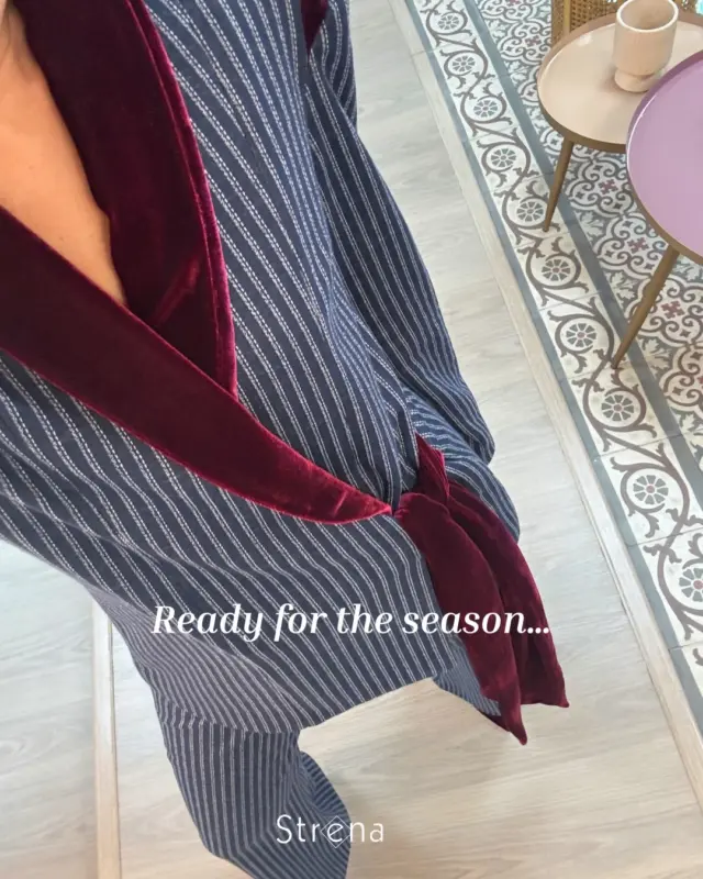 TRAJE FLAVIA & FALDA FEDRA 💛💫
Se avecinan días especiales y tenemos  la agenda cargada de celebraciones, reencuentros y citas importantes …
Dos de mis favoritos para estas fechas: nuestro traje de chaqueta a rayas con solapa de terciopelo y su versión en falda, igual de ideal y elegante.
Dos opciones, un mismo estilo impecable. 💫
.
www.strena.es
.
#xmastime #looknavidad #xmas